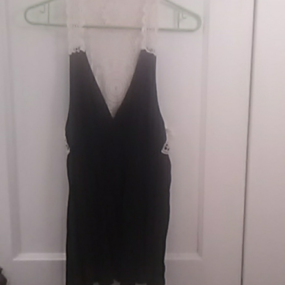 Gorgeous blue and whit top. It is comfortable